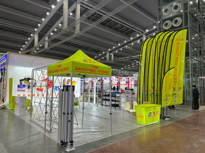 دادی پرچم کے کھمبوں کے ساتھ اے پی پی پی ایکسپو 2026 کے لیے شنگھائی کے لیے ارتھ ڈسپلے ہیڈز